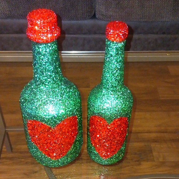 Glittery Green and Red Heart Bottles By Chanbursai